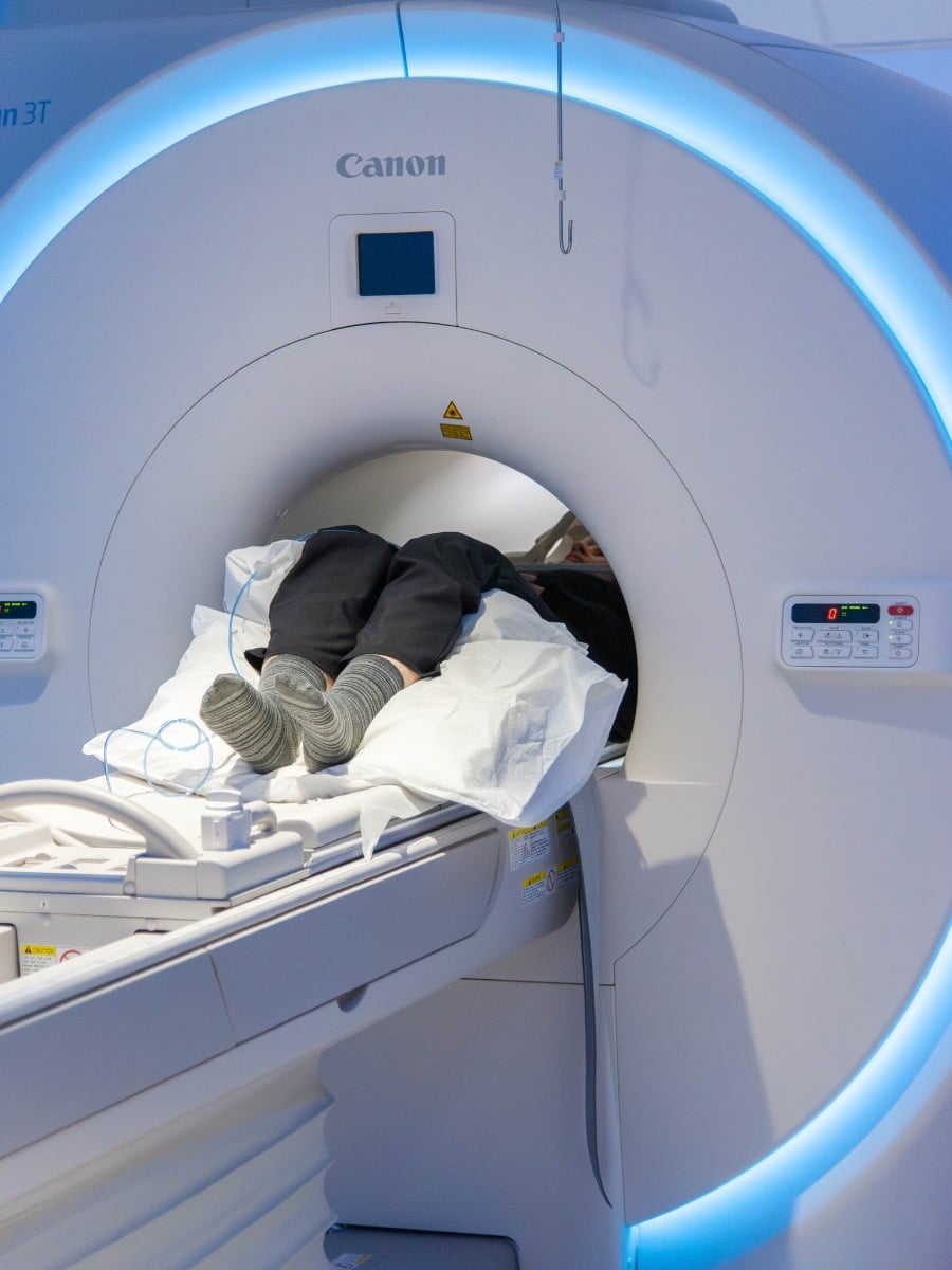 Hrosm-mri-machine-full-body-mri Patient undergoing mri scan in advanced imaging machine at hampton roads orthopaedics spine & sports medicine