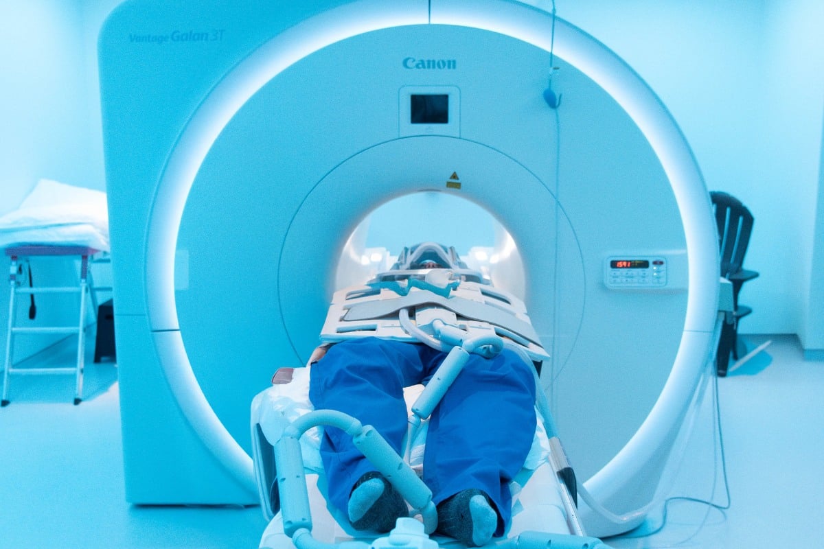Hrosm-mri-machine-front Patient entering an mri machine for advanced orthopedic spine and sports medicine imaging in hampton roads, va at hrosm.