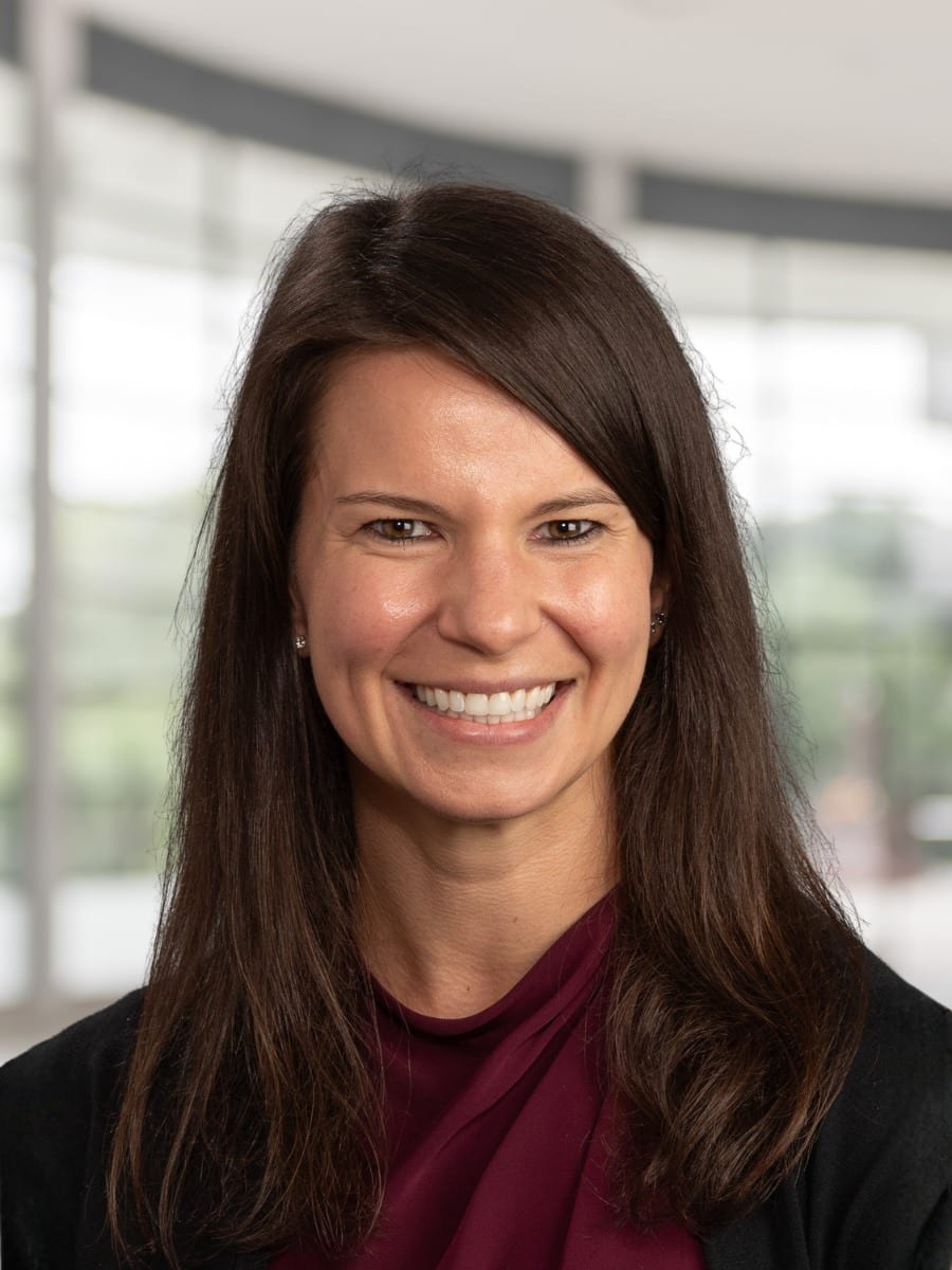 Elizabeth-kern-do Hrosm provider portrait for orthopedic, spine, and sports medicine care in hampton roads, va.